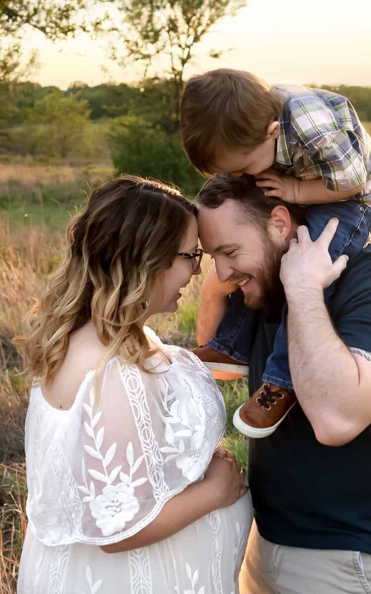 boy on dads shoulders family maternity photo